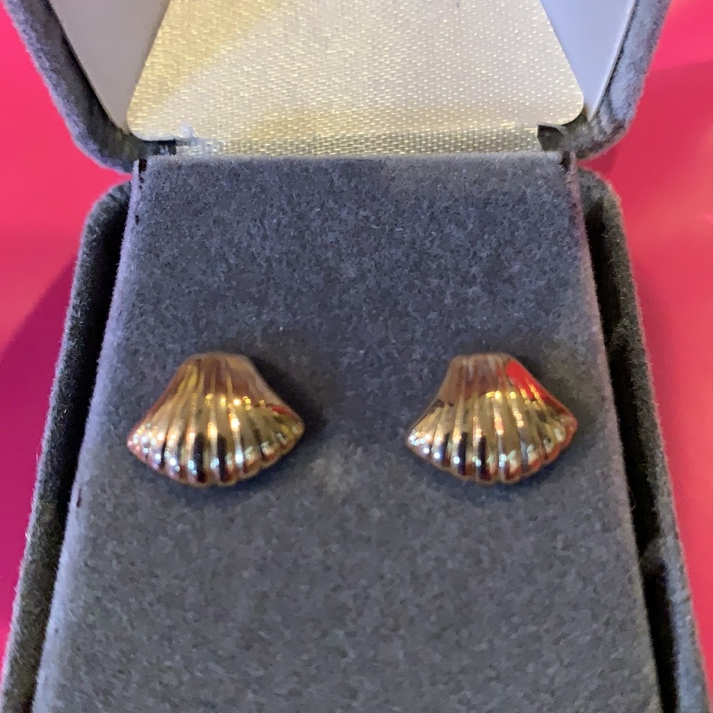 14K Gold Sweet & Dainty Shell-design Earrings.